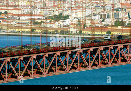 25 April Brücke über den Fluss Tagus (Tejo) und Lissabon Portugal Stockfoto