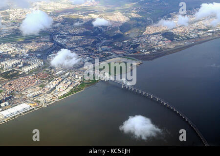 Luftaufnahme der Vasco da Gama Brücke und des Tejo Flusses, Lissabon. Portugal Stockfoto