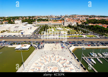 Blick von der Spitze des Denkmals auf die Entdeckungen in Richtung Mosteiro dos Jerónimos, Praça do Império und Belém Cultural Centre, Lissabon, Portugal Stockfoto