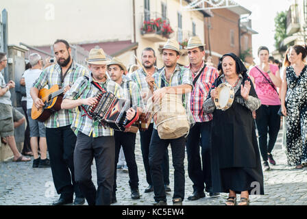 Typische italienische Folklore Menschen feiern Jungfrau Maria August Urlaub. Santo Stefano. cammino dei Briganti. Der Spaziergang der Briganten. Italien. Stockfoto