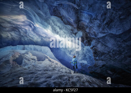 Explorer Mädchen in einer Eishöhle während einer Fotografie Expedition im Athabasca Gletscher Stockfoto