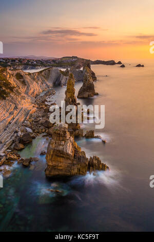 Sonnenuntergang am Urros De Liencres, rock Spalten in der kantabrischen Küste. Kantabrien. Atardecer. Norden Spaniens. Stockfoto