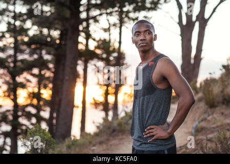 Passen afrikanischen Mann stand auf einem Trail beim Joggen Stockfoto