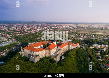 Luftaufnahme der majestätischen Festung - palanok Schloss hoch über der Stadt von Mukacheve, Ukraine. Stockfoto