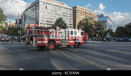 Lange Schatten, als fire truck an der Connecticut Avenue kreuzt der k Street reagiert. Washington, DC. Stockfoto