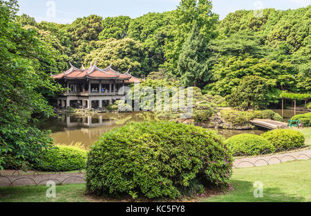 Pagode im Japanischen Garten im Shinjuku Gyoen Nationalgarten, Tokio, Japan Stockfoto