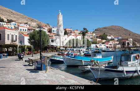 Die Stadt und den Hafen von Chalki Griechische Inseln Griechenland Stockfoto