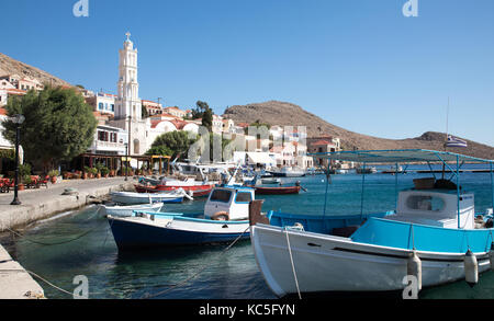 Die Stadt und den Hafen von Chalki Griechische Inseln Griechenland Stockfoto