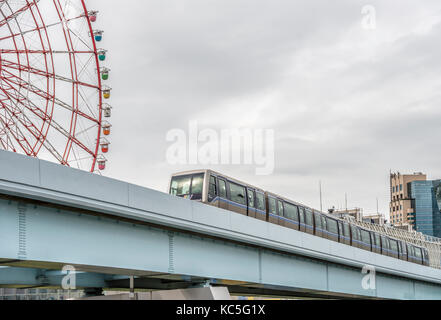 Yurikamome Monorail Zug vor dem Palette Town Building und Shopping Centre, Odaiba, Minato, Tokyo, Japan Stockfoto