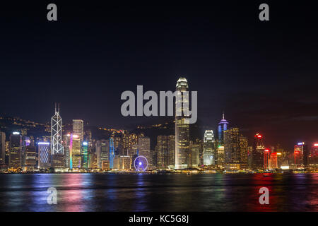 Die Skyline von Hong Kong Island über den Victoria Harbour mit modernen Wolkenkratzer in der Nacht in Hongkong. von Tsim Sha Tsui, Kowloon. kopieren. Stockfoto