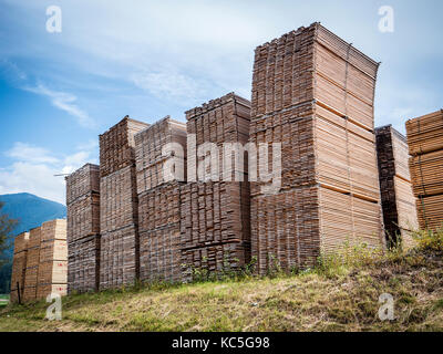 Anzeigen Holzbohlen in riesigen Haufen im Sägewerk factory gestapelt. Stockfoto