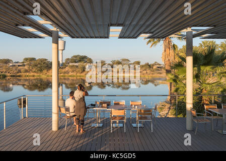 GROSS BARMEN, NAMIBIA - Juli 3, 2017: Sonnenuntergang Blick auf den Dam und das Deck im Restaurant in Gross Barmen, in der Nähe von Okahandja in der Kavango Region Stockfoto