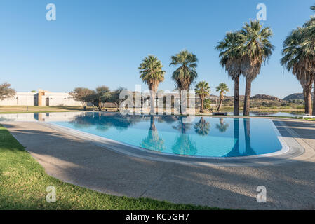 GROSS BARMEN, NAMIBIA - Juli 4, 2017: ein Schwimmbad mit dem Restaurant in der Rückseite bei Gross Barmen, in der Nähe von Okahandja in der Kavango Region Na Stockfoto