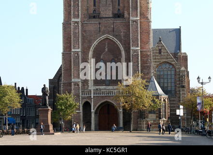 15. jahrhundert Nieuwe Kerk (Neue Kirche) auf der großen zentralen Marktplatz in Delft, Niederlande. Beerdigung Krypta der niederländischen Königsfamilie. Stockfoto