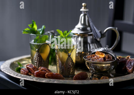 Marokkanischen Tee mit Minze in traditionellen Gläser, Teekanne und Zucker Stockfoto