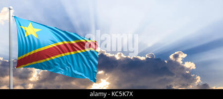 Republik Kongo wehende Flagge auf blauen Himmel. 3D-Darstellung Stockfoto