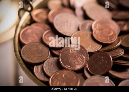 Nahaufnahme, geschossen von einem Haufen Euro Cent Münzen verschiedener Konfessionen Stockfoto