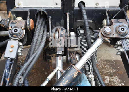 Hydraulische Maschine Teile auf der Außenseite eines Fahrzeugs mit Leitungen und Schläuche Stockfoto