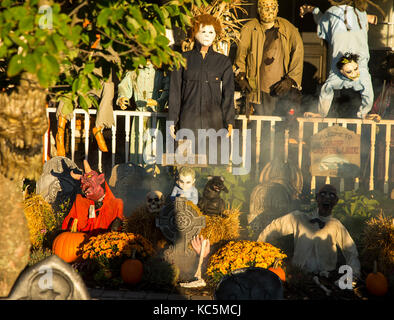 Halloween Dekorationen vor einem Haus in Ramsey, New Jersey Stockfoto