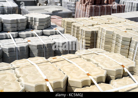 Stapel aus weißem Beton Fliesen auf Paletten für DIY-Pfad verwendet Stockfoto