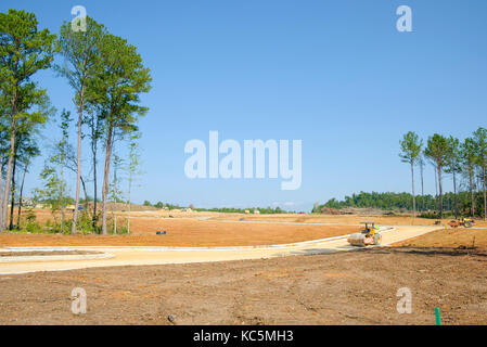 Große Neue wohnunterteilung Baustelle arbeiten, das Land zu roden und Straßenbau für neue Häuser in Pike Road, Alabama USA. Stockfoto