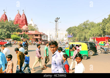 Überfüllt und Verkehr verpackt weltberühmten Markt chandni Chowk, Delhi vor historischen Roten Fort. Stockfoto