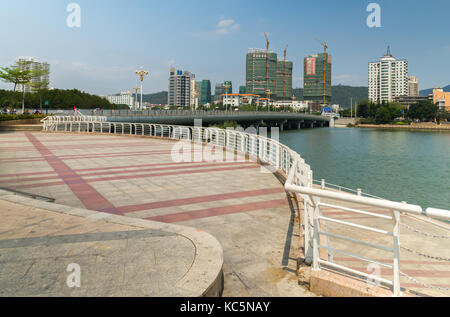 Damm des Flusses in der Stadt Sanya Sanya auf Hainan Insel Stockfoto