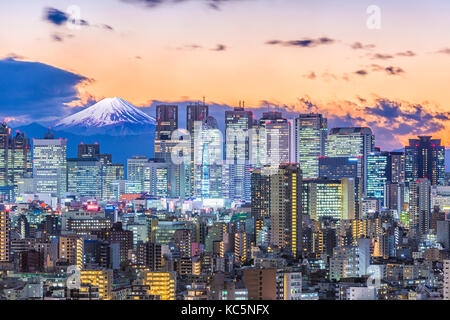 Tokio, Japan Shinjuku Stadtbild mit Mt. Fuji in der Ferne. Stockfoto