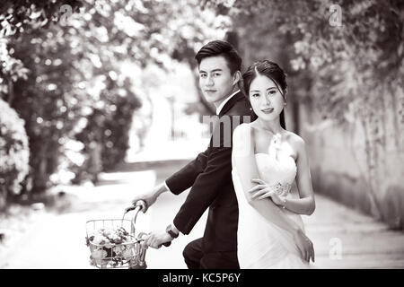 Neu - Mi asiatische Braut und Bräutigam mit einem Fahrrad, Schwarz und Weiß. Stockfoto