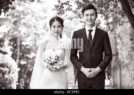 Outdoor Portrait von asiatische Braut und Bräutigam an Kamera Lächeln suchen, Schwarz und Weiß. Stockfoto