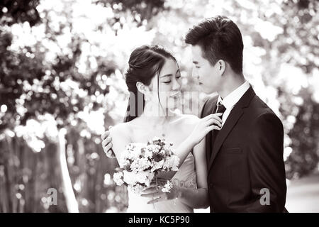 Outdoor Portrait von asiatische Braut und Bräutigam, glücklich und lächelnd, Schwarz und Weiß. Stockfoto