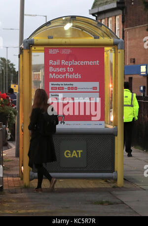 Ein Zeichen für den Austausch Busdienste außerhalb von Hunts Cross Station in Liverpool als Zugbegleiterinnen und Streiks. Mitglieder des RMT union Inszenierung einen 24-stündigen Streik als Arbeiter auf der Südlichen, Merseyrail, Arriva Schiene Nord- und Größere Anglia sind in Streitigkeiten über die Rolle der Guard. Stockfoto