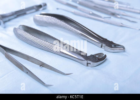 Medizinische Instrumente für Zahnärzte auf blauen Tabelle. Stockfoto