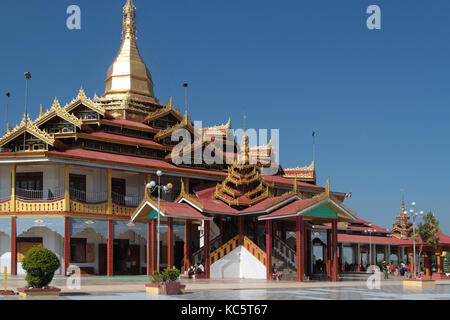 INLE SEE, Myanmar, 15. Dezember 2014: Phaung Daw Oo La Pagode, der wichtigste Ort der Anbetung um den See Stockfoto