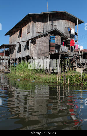 INLE SEE, Myanmar, 15. Dezember 2014: Der Stamm Inthar, die der Region füllt, auf dem Wasser seine Häuser auf Pfählen und lebt auf generativ Stockfoto