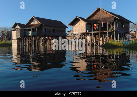 INLE SEE, Myanmar, 15. Dezember 2014: Der Stamm Inthar, die der Region füllt, auf dem Wasser seine Häuser auf Pfählen und lebt auf generativ Stockfoto