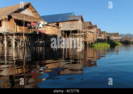 INLE SEE, Myanmar, 15. Dezember 2014: Der Stamm Inthar, die der Region füllt, auf dem Wasser seine Häuser auf Pfählen und lebt auf generativ Stockfoto