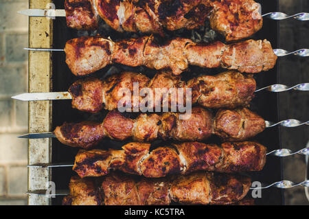 Appetitlich frischen Fleisches Shish Kebab zubereitet auf dem Grill Holz Kohle. Blick von oben auf die kochen Schaschlik Stockfoto