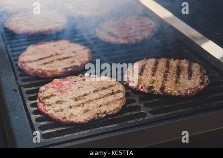 Die Koteletts aus Hackfleisch/Faschiertem gebraten auf den Grill. Fleisch hamburger Patty closeup. Zutaten für Burger. kochen Grill Stockfoto