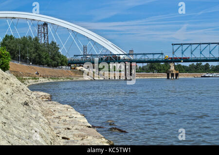 Alte und Neue Brücke über die Donau in Novi Sad, Serbien Stockfoto