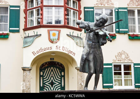 Statue des Jungen Wolfgang Amadeus Mozart vor Rathaus am Mozartplatz in St. Gilgen, Österreich Stockfoto