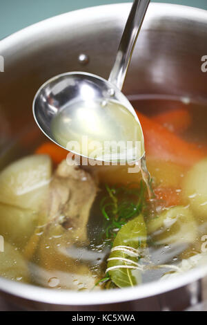 Die hühnersuppe Bestand (Bouillon) in einem Topf Stockfoto