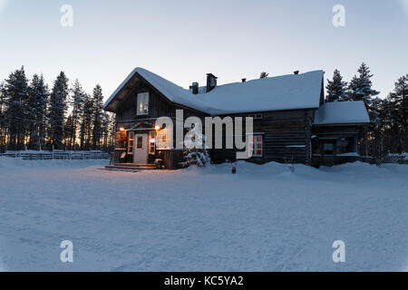 Dawn winter Morgen im Dorf mit Schnee Bäume im Garten bedeckt. Bunte outdoor Szene, Frohes neues Jahr feier Konzept. künstlerischen Stil post Stockfoto