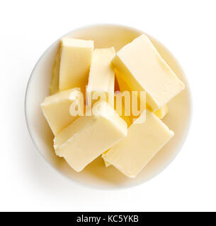 Butter Stücke in Schüssel auf weißem Hintergrund, Ansicht von oben Stockfoto