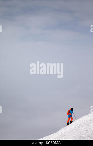 Skifahrer vor Abfahrt auf Freeride Piste und bedeckt nebligen Himmel vor dem Schneesturm. Kaukasus Berge im Winter, Georgien, Region Gudauri. Stockfoto