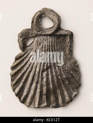 Pilgrim's Badge, 15. Jahrhundert, Französisch, Blei, Insgesamt: 13/16 x 9/16 in. (2.1 x 1.4cm), Metalwork-Lead Stockfoto