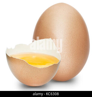 Ein halbes Ei mit dem Eigelb innen mit einem ganzen Ei auf einem weißen Hintergrund. Stockfoto