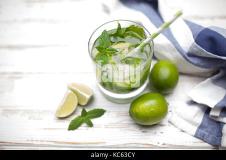 Mojito Cocktail auf weißem Holz Hintergrund Stockfoto