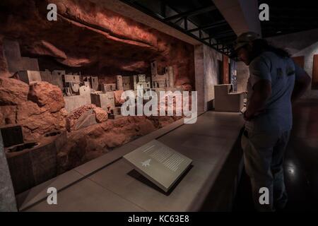 Das Museum der Kulturen Norden auch denonominado als Paquimé Kulturzentrum; ist ein Museum in die archäologische Stätte von Paquimé befindet, das von der UNESCO zum Weltkulturerbe ernannt. Die archäologische Stücke in den Ruinen von Paquimé seit vielen Jahren gefunden wurden, fanden in verschiedenen Museen verstreut. Schließlich 1993 durch die archäologischen Nationalen Fonds es war geplant und das Museum der Kulturen Nord als reciento diese Teile Display integriert, sondern auch die Kulturen dieser kulturellen Bereich der bekannten?? nördlichen Mexiko und Südosten der Vereinigten Staaten. Die Gebäude, gebaut, die Jahr, wurde durch Architec konzipiert Stockfoto