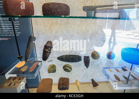 Das Museum der Kulturen Norden auch denonominado als Paquimé Kulturzentrum; ist ein Museum in die archäologische Stätte von Paquimé befindet, das von der UNESCO zum Weltkulturerbe ernannt. Die archäologische Stücke in den Ruinen von Paquimé seit vielen Jahren gefunden wurden, fanden in verschiedenen Museen verstreut. Schließlich 1993 durch die archäologischen Nationalen Fonds es war geplant und das Museum der Kulturen Nord als reciento diese Teile Display integriert, sondern auch die Kulturen dieser kulturellen Bereich der bekannten?? nördlichen Mexiko und Südosten der Vereinigten Staaten. Die Gebäude, gebaut, die Jahr, wurde durch Architec konzipiert Stockfoto